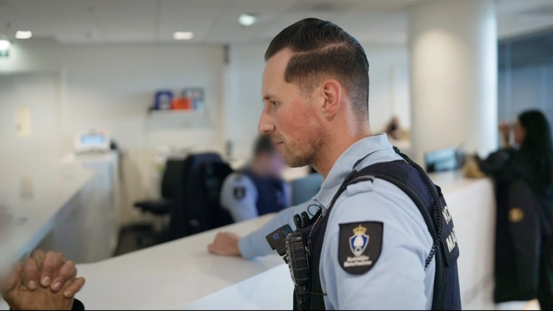 Marechaussee-medewerker Nick van Schiphol Airport