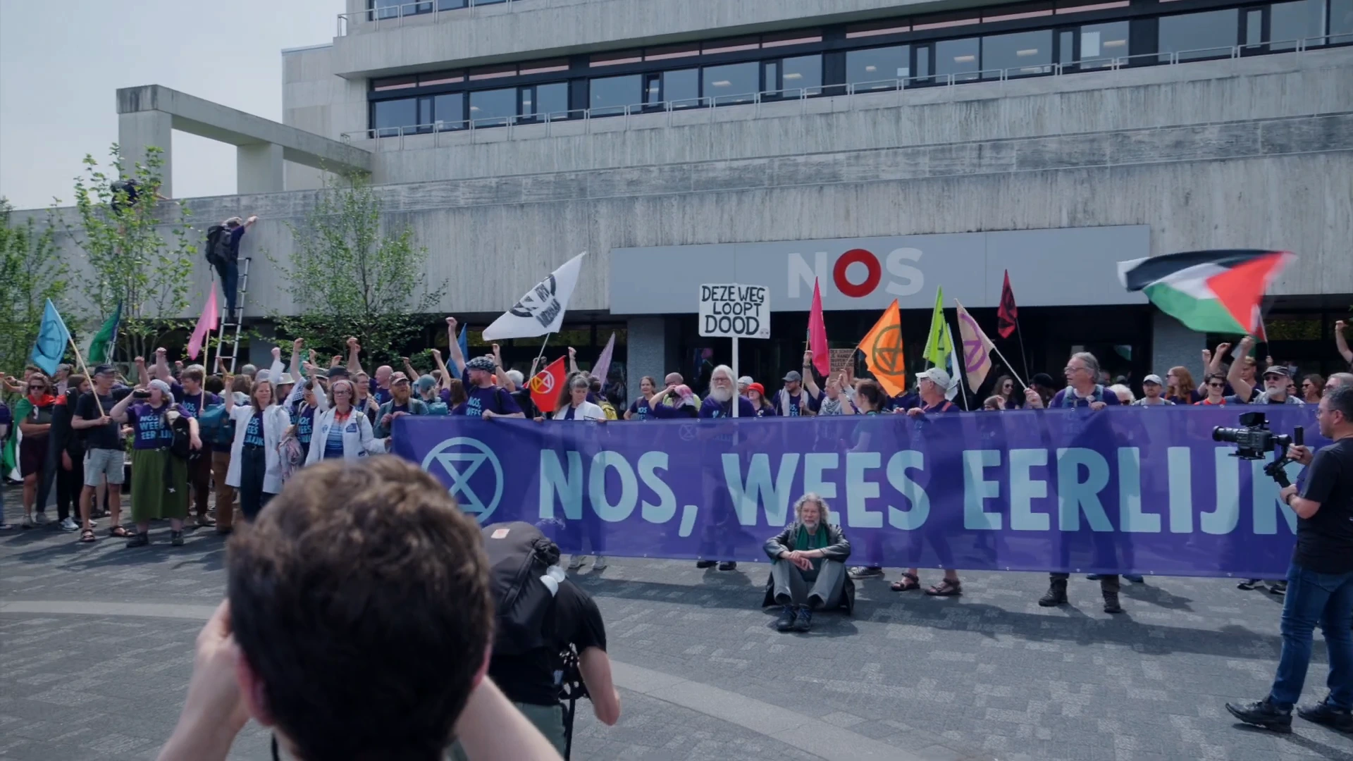 Demonstratie van Extinction Rebellion bij het NOS-gebouw Demonstratie van Extinction Rebellion bij het NOS-gebouw