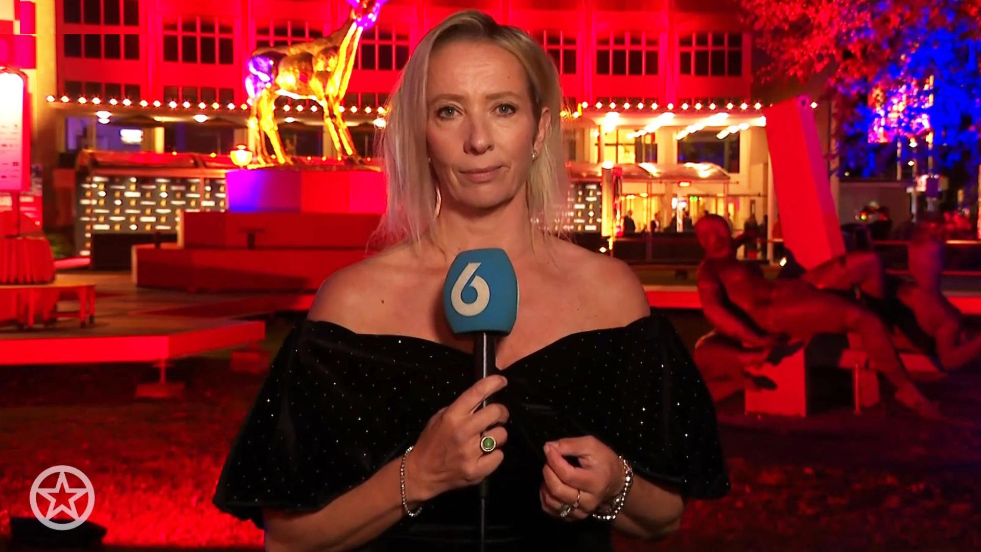 Shownieuws-verslaggever Janine Schuinder bij het Nederlands Film Festival (© SBS6) Shownieuws-verslaggever Janine Schuinder bij het Nederlands Film Festival (© SBS6)