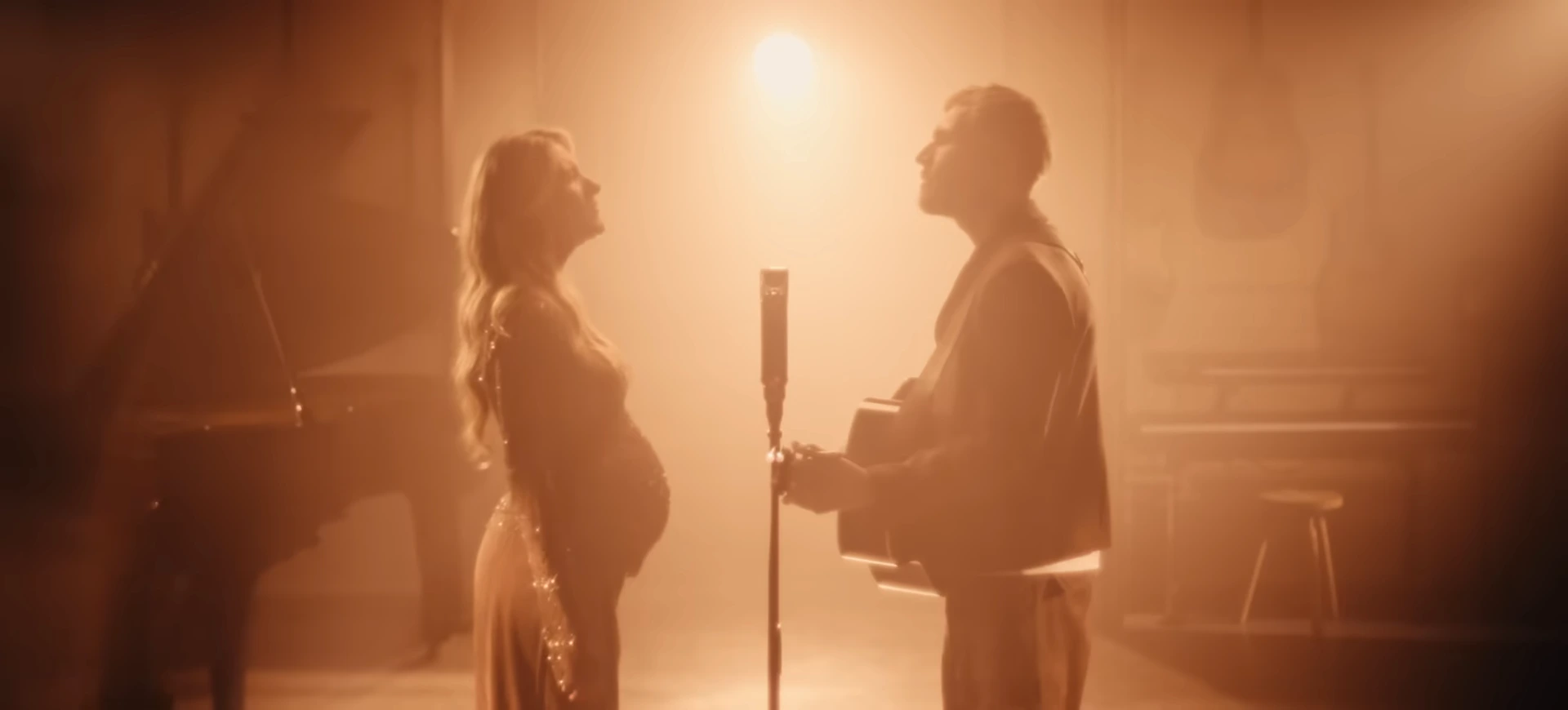 Suzan en Freek in de videoclip van Niemand