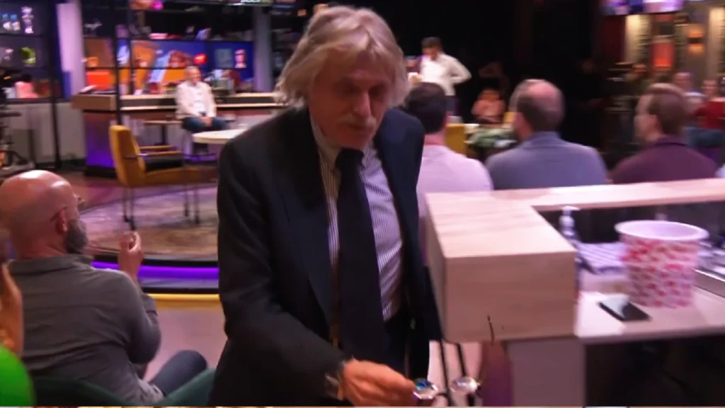 Johan Derksen loopt weg uit studio Vandaag Inside (© SBS6)
