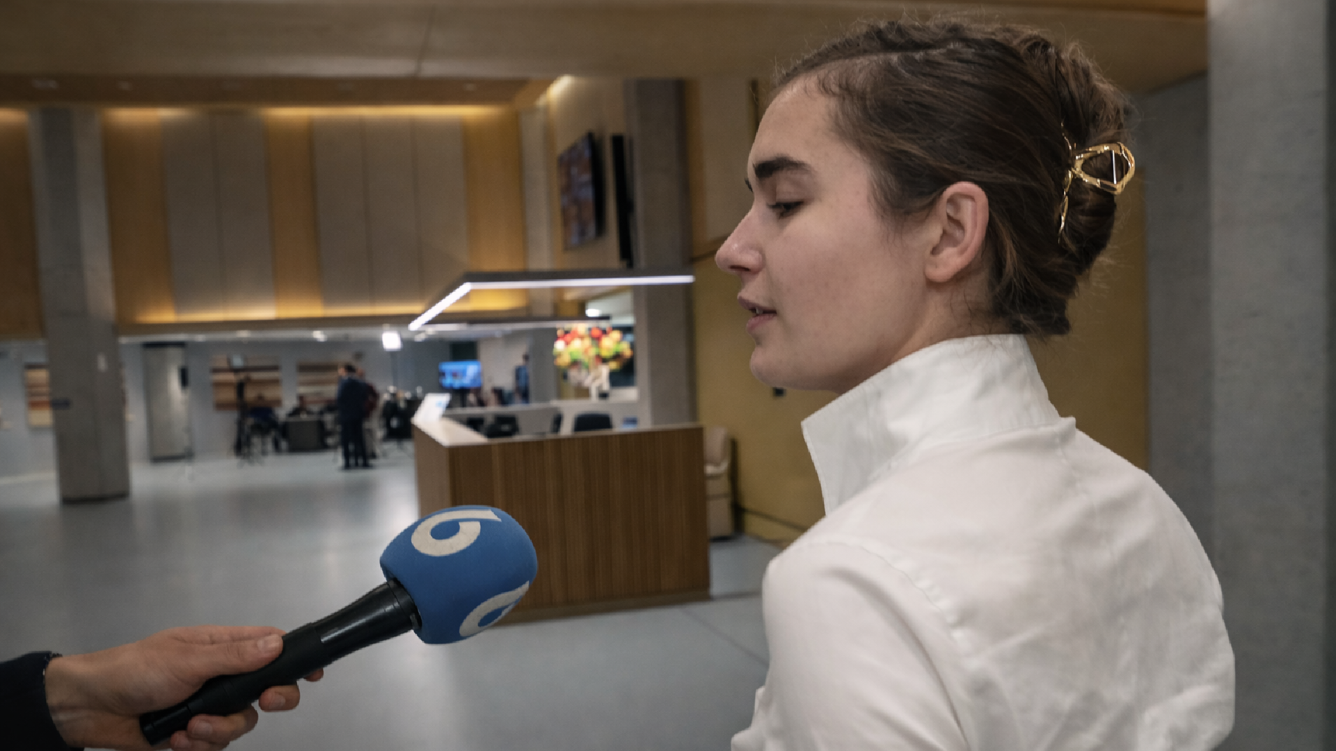 Lidewij de Vos loopt weg Lidewij de Vos loopt weg bij een interview