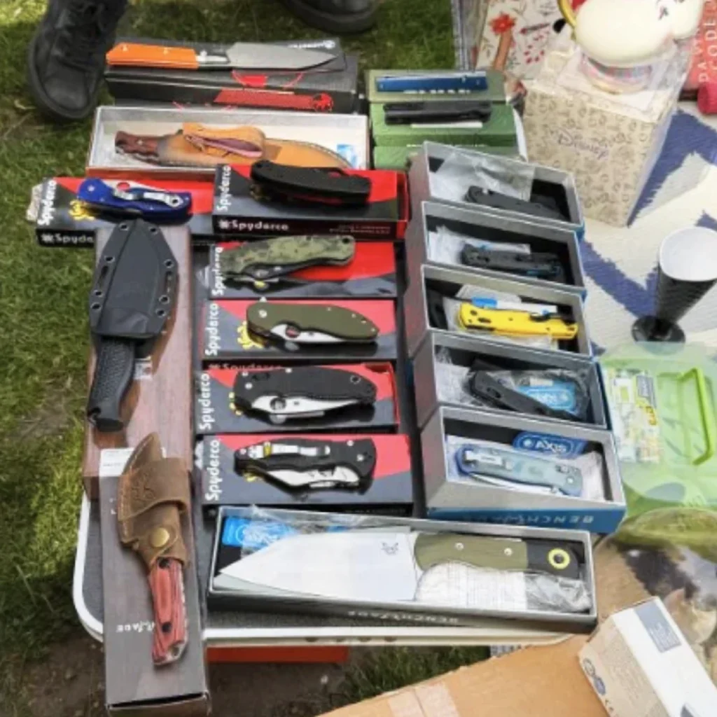 Messen aangeboden op vrijmarkt in Breda (© Handhaving Breda op Instagram)