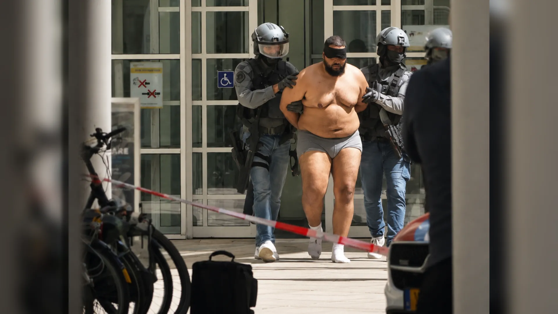 De verdachte man wordt gearresteerd in Den Haag De verdachte man wordt gearresteerd in Den Haag