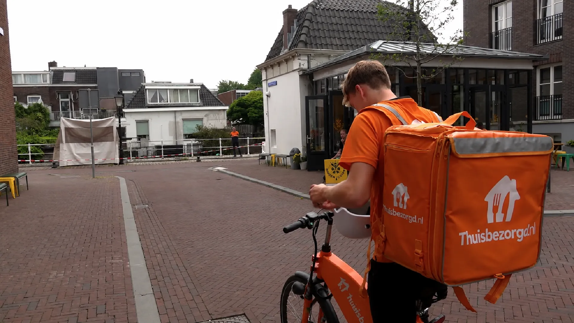 Een bezorger van Thuisbezorgd Een bezorger van Thuisbezorgd