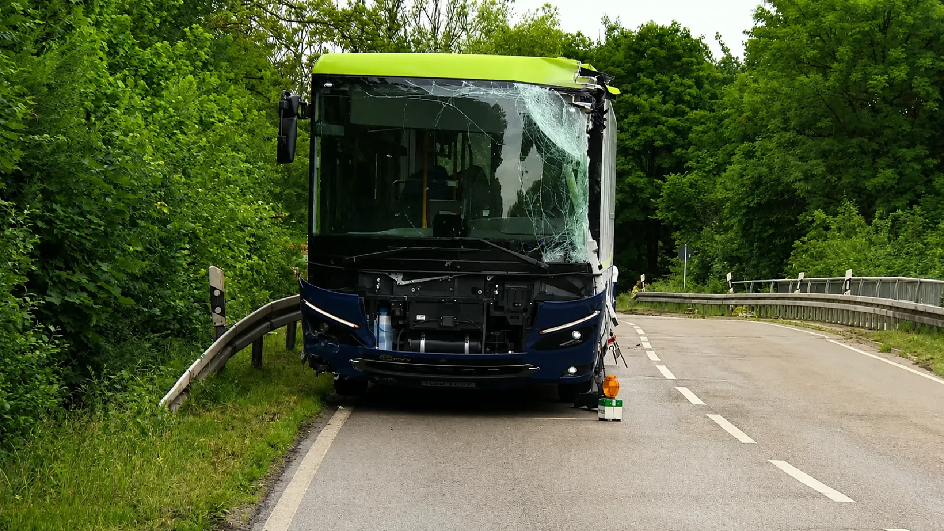 Bus raakt zwaar beschadigd door ernstig ongeval Bus raakt zwaar beschadigd door ernstig ongeval