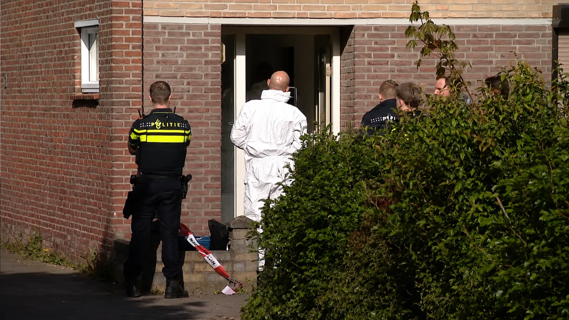 Politieagenten bij het huis van Nour in Blerick