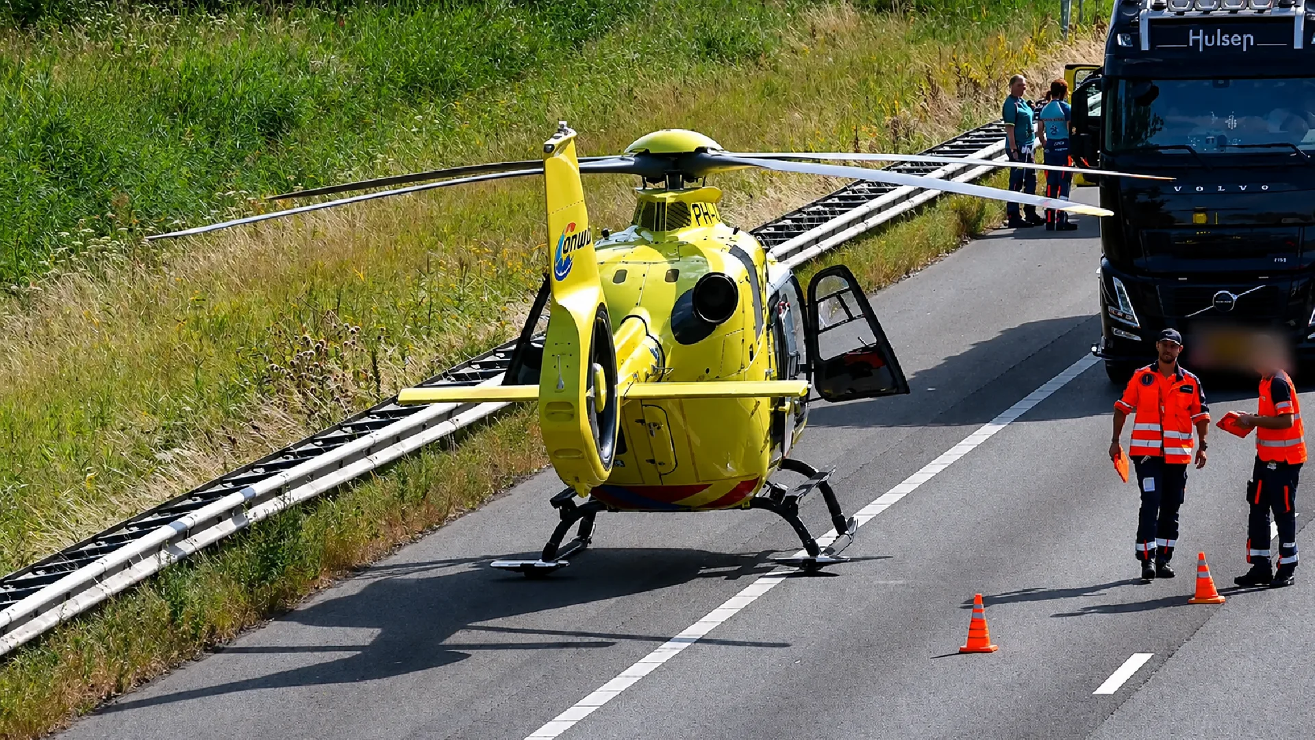 Traumahelikopter ter plaatse na dodelijk ongeval op de A17 bij Moerdijk Traumahelikopter ter plaatse na dodelijk ongeval op de A17 bij Moerdijk