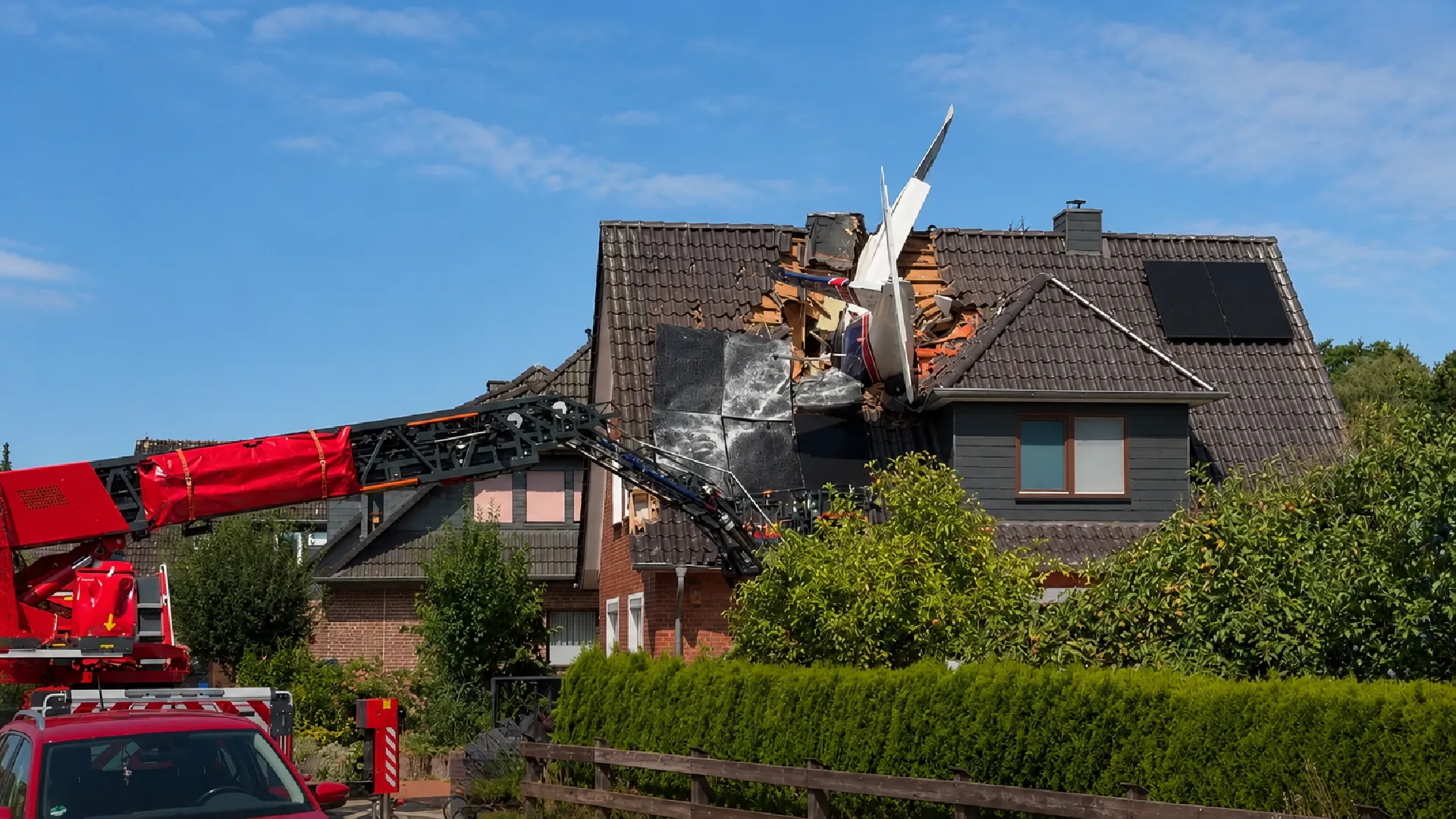 Vliegtuig vliegt in huis in Bremen