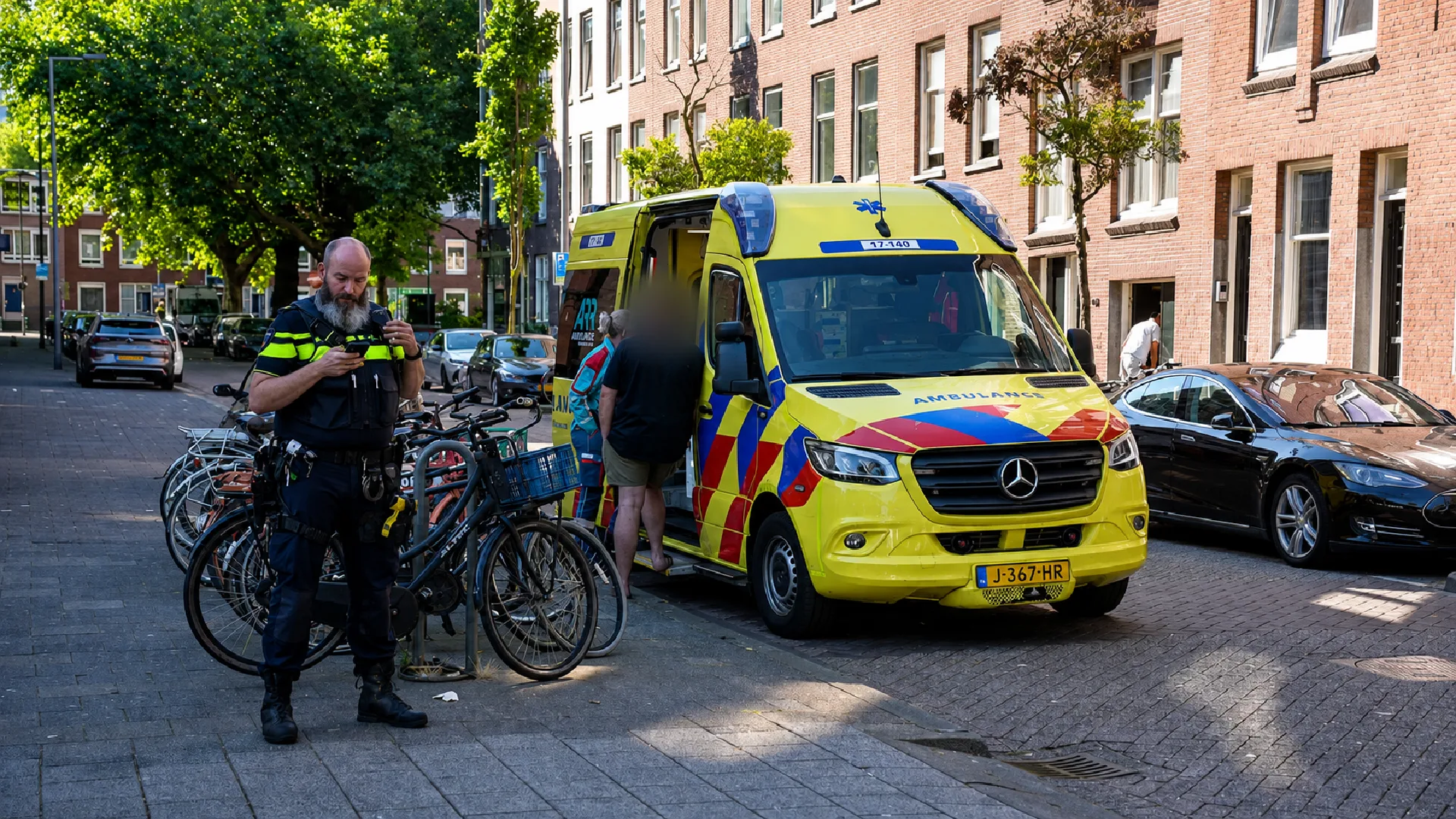 Ambulance ter plaatse in Rotterdam na steekpartij Ambulance ter plaatse in Rotterdam na steekpartij