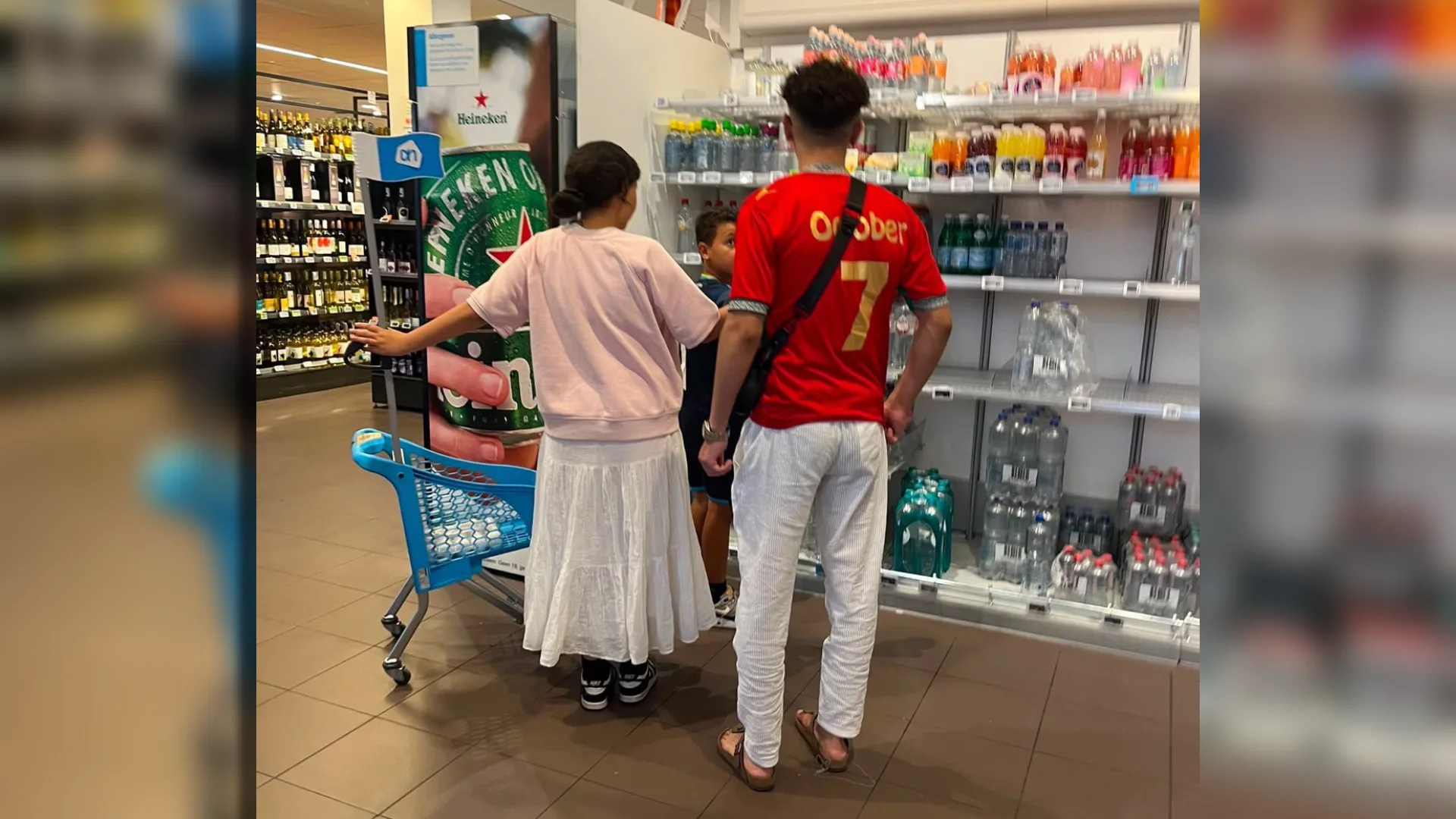 Een man draagt in de Albert Heijn een shirt waarop 7 oktober lijkt te staan