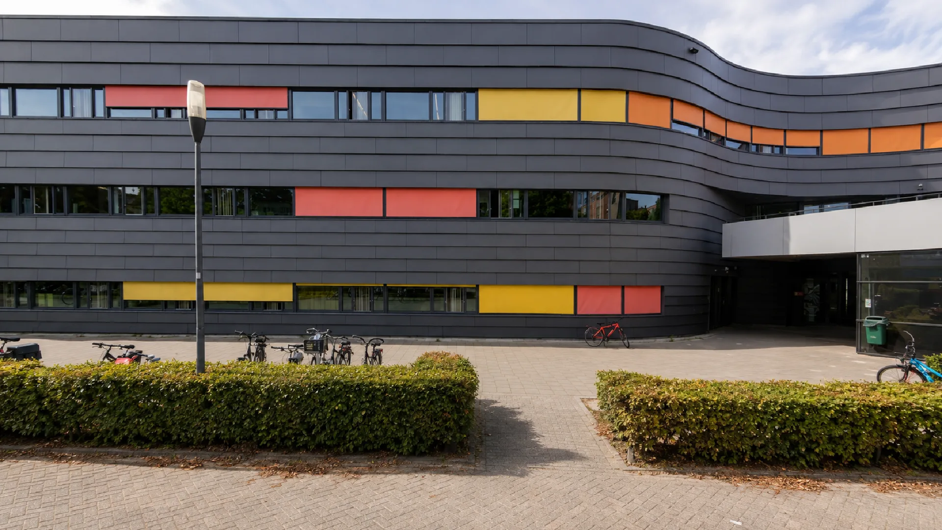 Het gebouw waarin basisschool De Oversteek zit