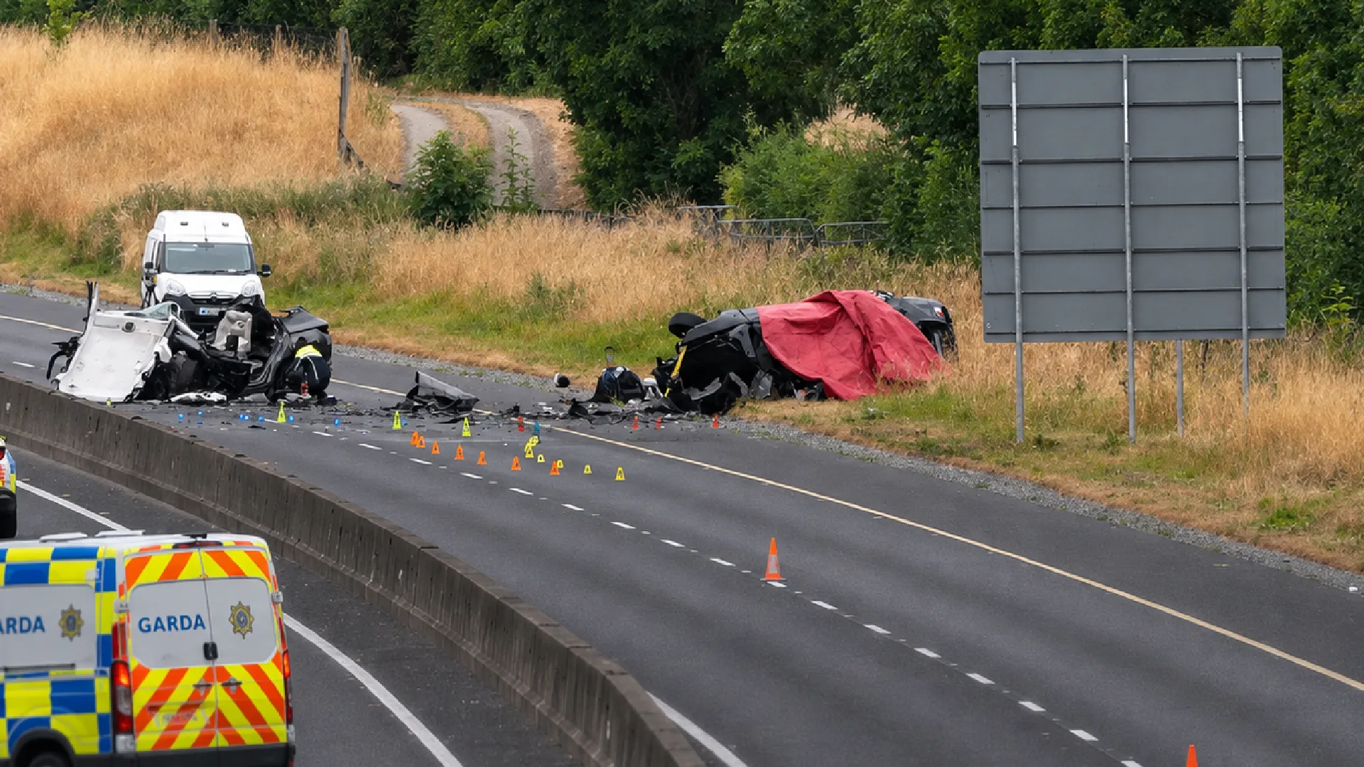 Vijf tieners komen om bij frontale botsing op snelweg in Ierland Vijf tieners komen om bij frontale botsing op snelweg in Ierland