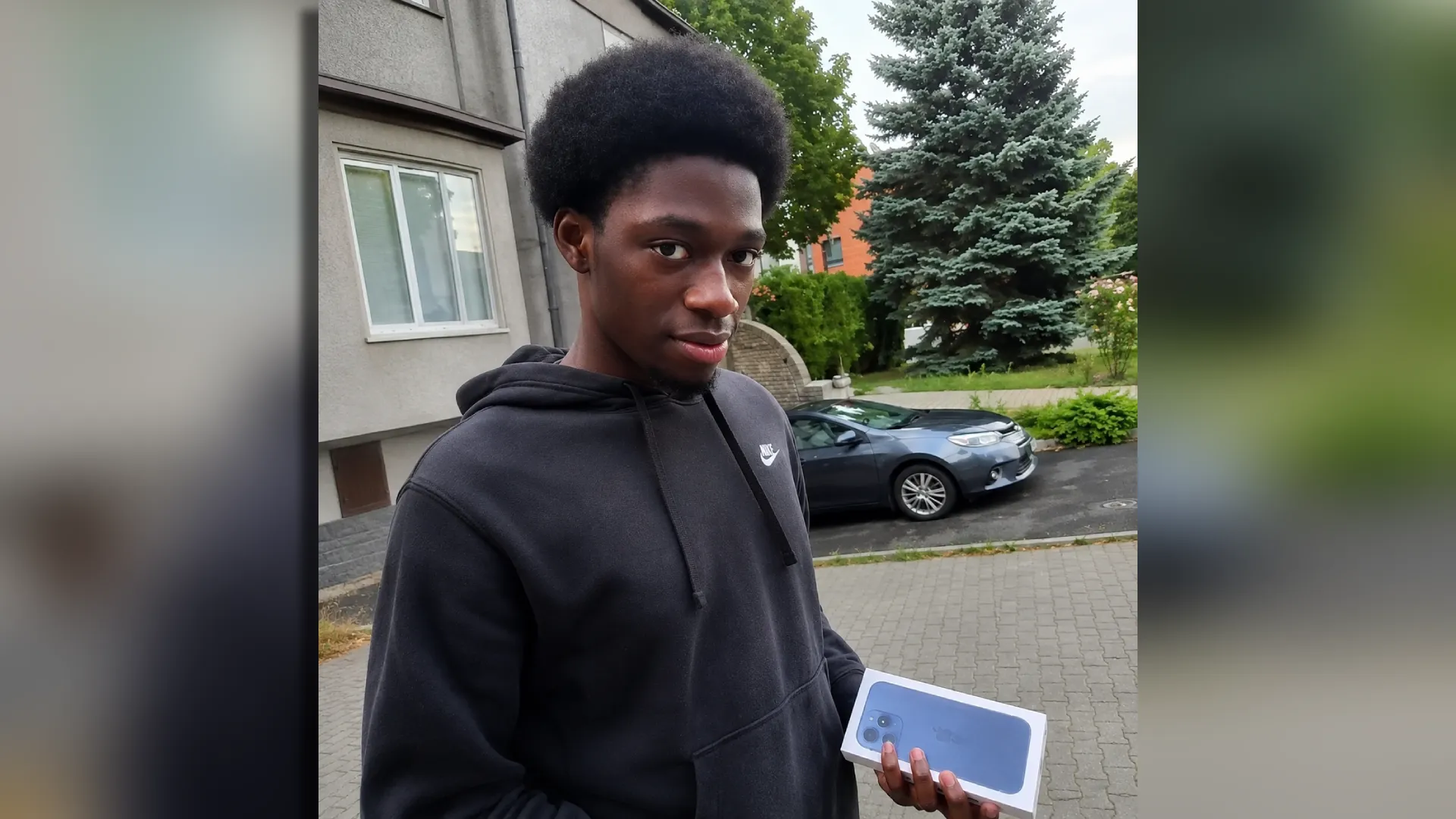 Jongen steelt een telefoon