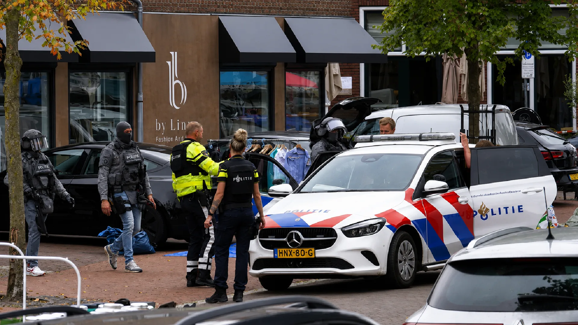 Politie omsingelt kleedjesmarkt in Ommen Politie omsingelt kleedjesmarkt in Ommen