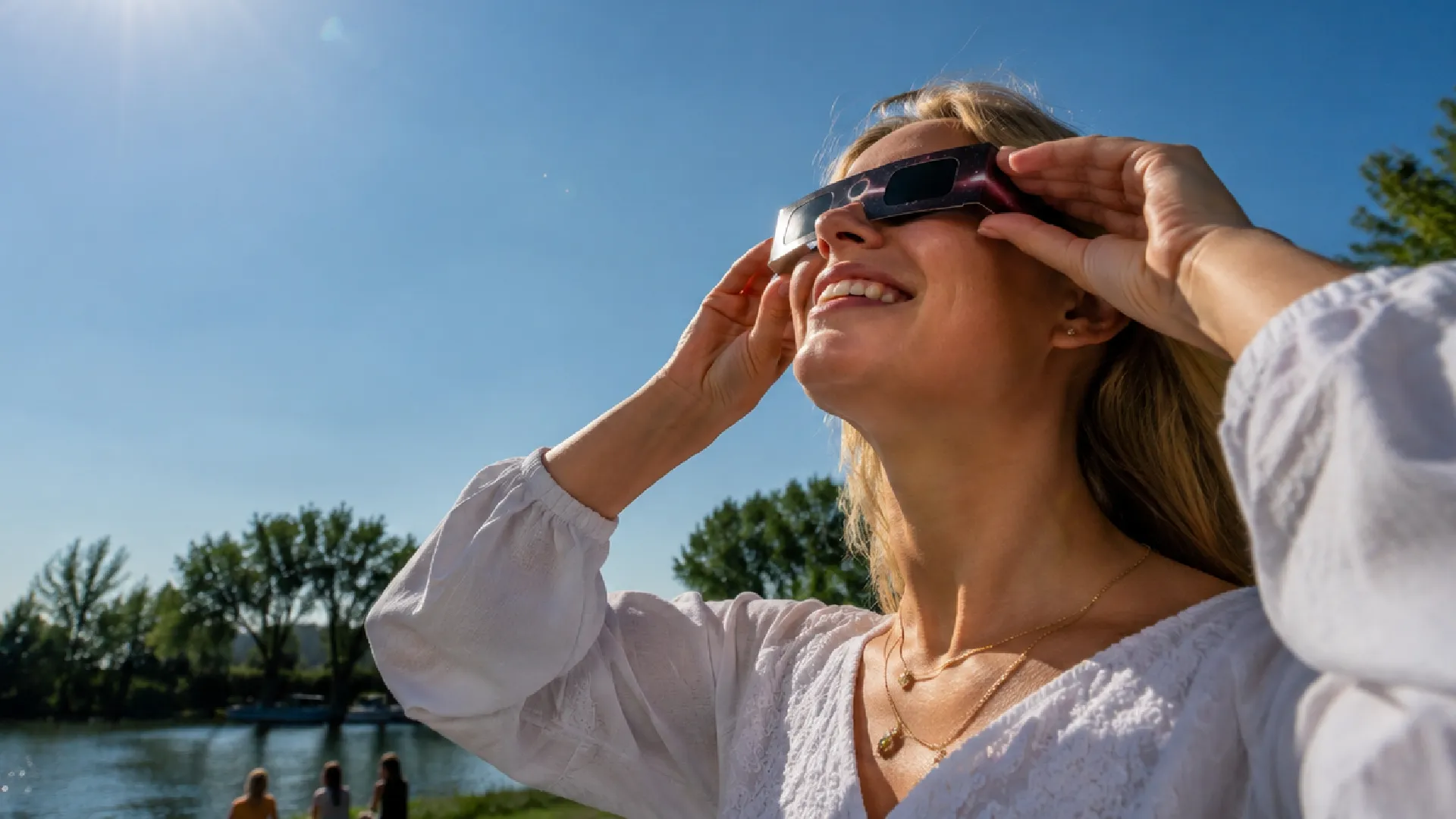 Vrouw kijkt naar zonsverduistering