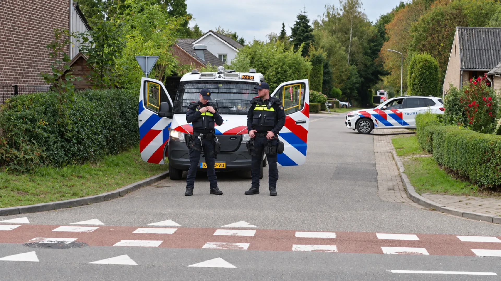 Politie zet omgeving af na schietpartij Overasselt Politie zet omgeving af na schietpartij Overasselt