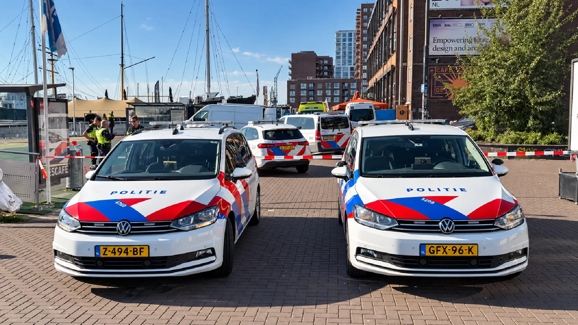 Politie massaal ter plaatse na schietpartij op terras in Amsterdam-Noord Politie massaal ter plaatse na schietpartij op terras in Amsterdam-Noord