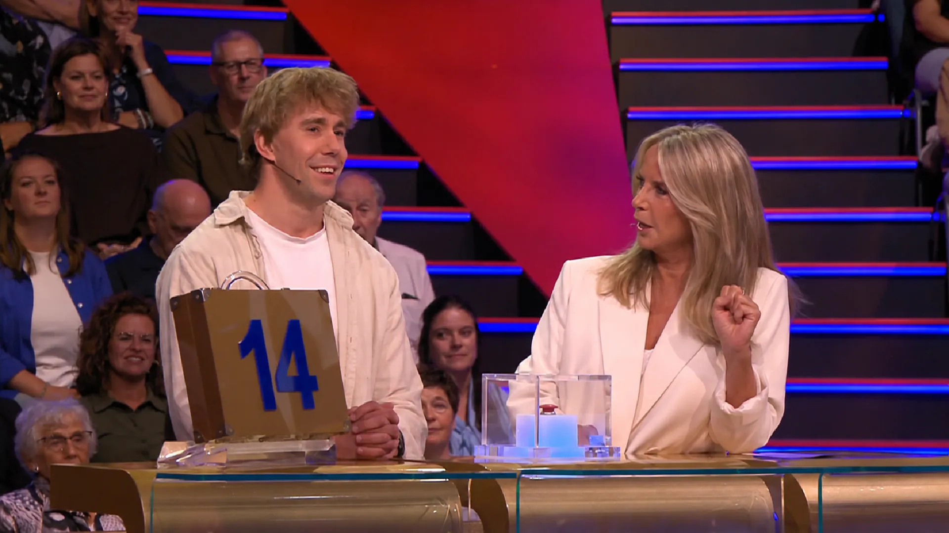 Miljoenenjacht-finalist Sjoerd van Beek met Linda de Mol Miljoenenjacht-finalist Sjoerd van Beek met Linda de Mol